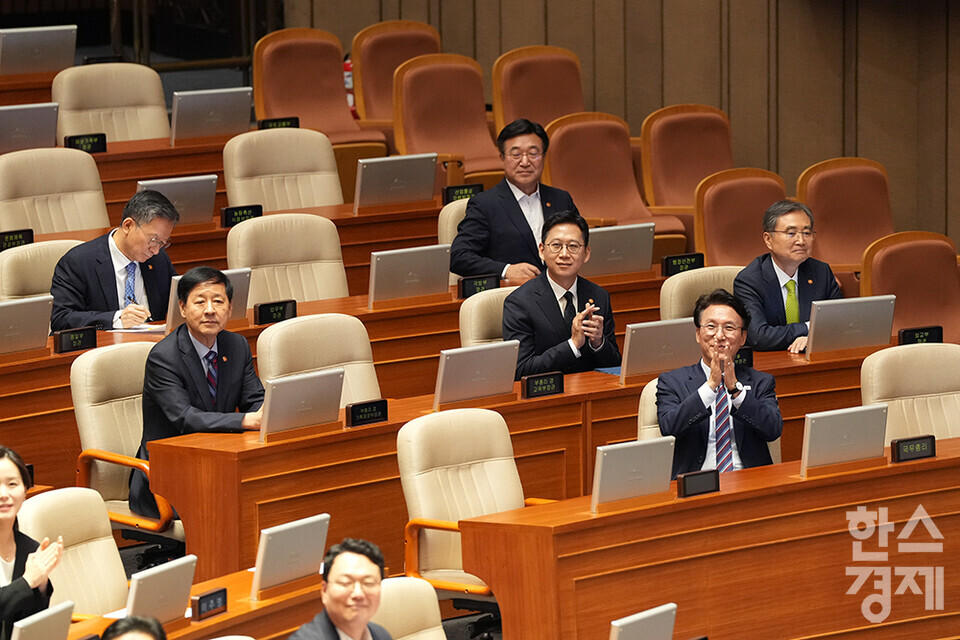 김민석 국무총리를 비롯한 신임 국무위원들이 23일 오후 서울 여의도 국회에서 열린 제427회 국회(임시회) 제2차 본회의에 참석하고 있다. /최대성 기자 dpdaesung@sporbiz.co.kr 2025.07.23.