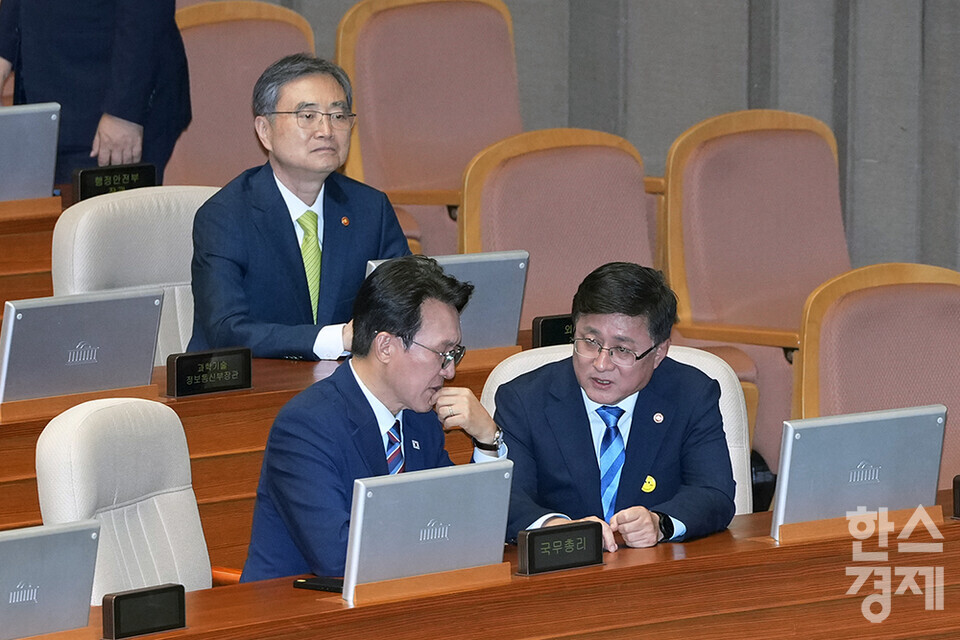 김민석 국무총리와 김성환 환경부장관이 23일 오후 서울 여의도 국회에서 열린 제427회 국회(임시회) 제2차 본회의에 참석해 이야기를 나누고 있다. /최대성 기자 dpdaesung@sporbiz.co.kr 2025.07.23.