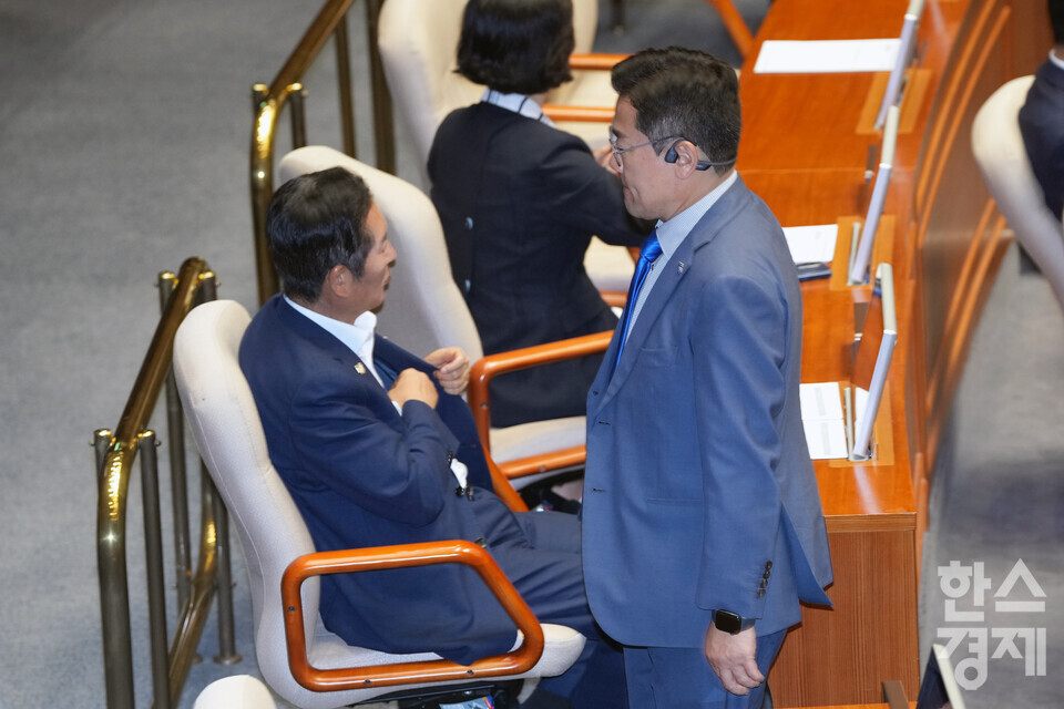 더불어민주당 당대표 후보인 정청래·박찬대 의원이 23일 오후 서울 여의도 국회에서 열린 제427회 국회(임시회) 제2차 본회의에 참석하고 있다. /최대성 기자 dpdaesung@sporbiz.co.kr 2025.07.23.