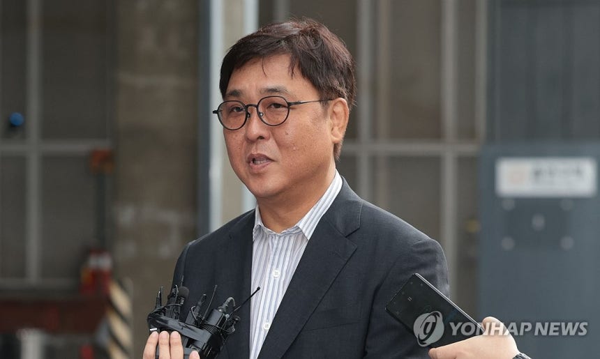 최휘영 문화체육관광부 장관 후보자가 지난 14일 서울 종로구에 마련된 인사청문회 준비 사무실로 첫 출근하며 취재진 질문에 답하고 있다. /연합뉴스