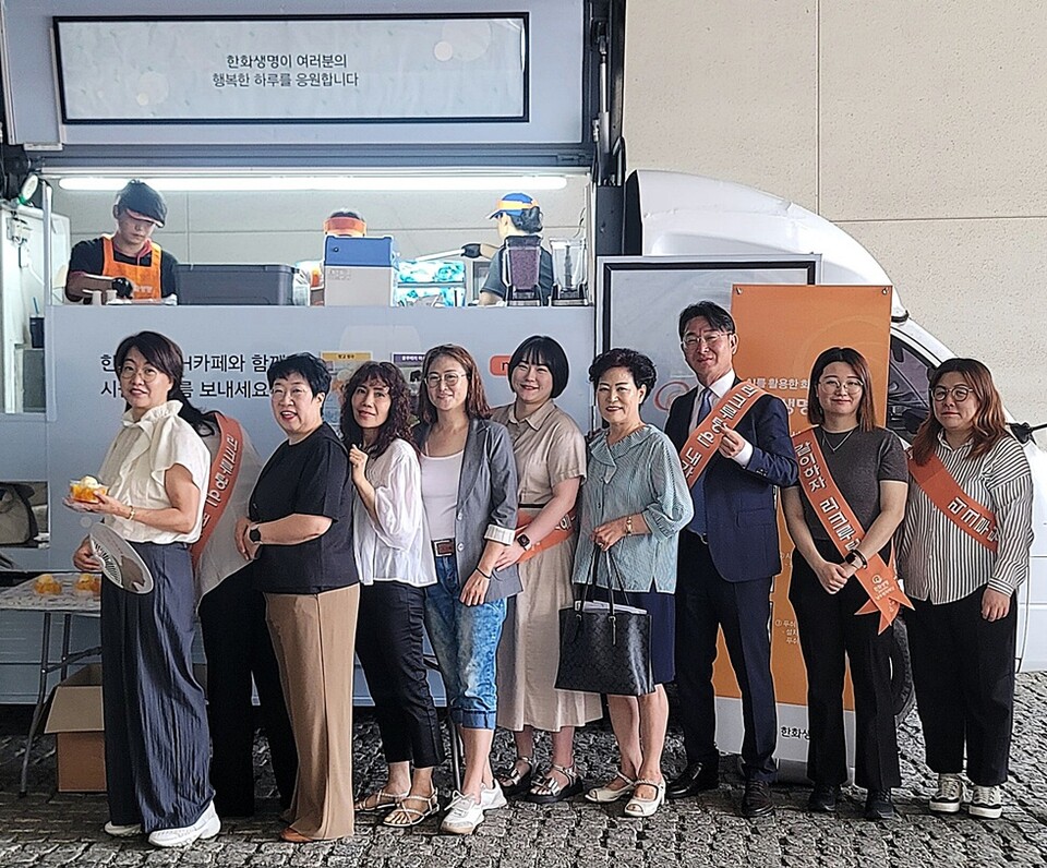 이재선 한화생명금융서비스 남수원지역단장(오른쪽 세번째)이  23일 오전 한화생명 ‘H카페-Summer’ 이벤트를 통해 FP들과 간식을 나눈 뒤 기념촬영을 하고 있다. 사진/한화생명