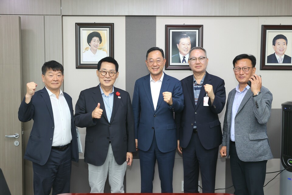 명현관 군수는 해남·완도·진도 지역구 박지원 국회의원과 해남 출신 임기근 기획재정부 2차관, 이관후 입법조사처장을 잇따라 면담하고 후위기 대응 등 국정 과제와 지역 주요사업에 대한 정부 차원의 지원을 요청하고 기념촬영 했다. /사진=해남군