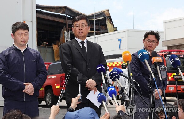 취재진 질문 듣는 박순관 에스코넥 대표 - 25일 오후 화성시 서신면 리튬전지 공장인 아리셀에서 박순관 에스코넥 대표가 23명의 사망자를 낸 사고가 발생한 것에 대해 공식 사과문을 낭독 후 취재진의 질문을 받고 있다.지난 24일 오전 10시 31분 화성시 서신면 전곡리 소재 일차전지 업체인 아리셀 공장에서 화재가 발생해 다수의 사상자가 발생했다. /연합뉴스