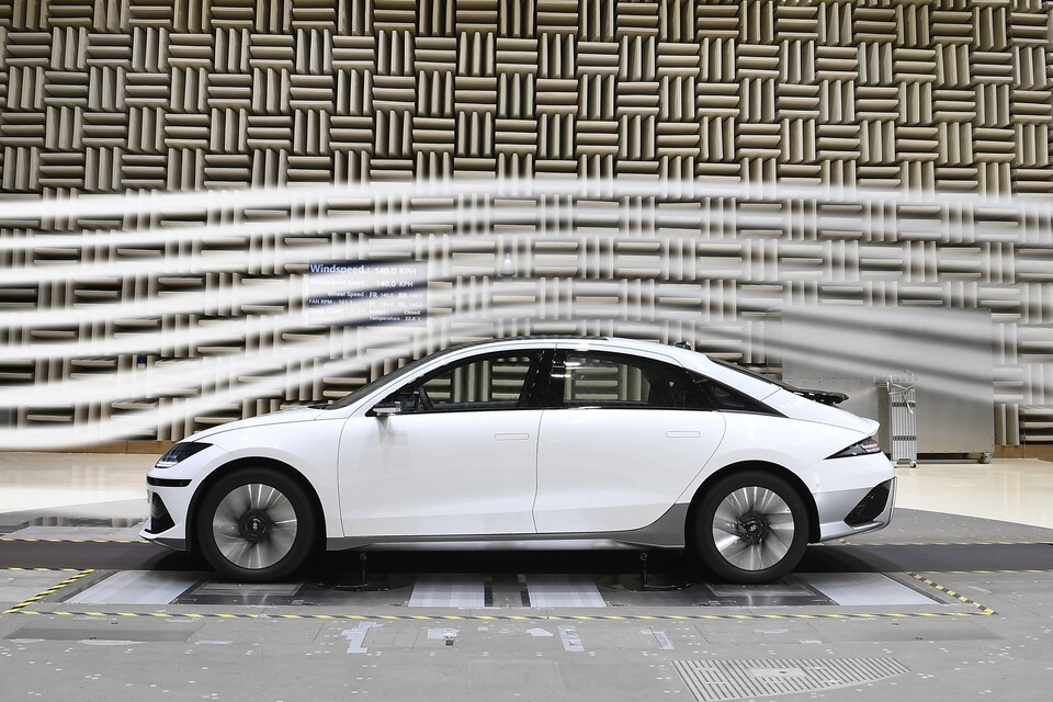 남양연구소 공력시험동에서 '아이오닉6'가 유동 가시화 시험을 하는 모습./현대차그룹