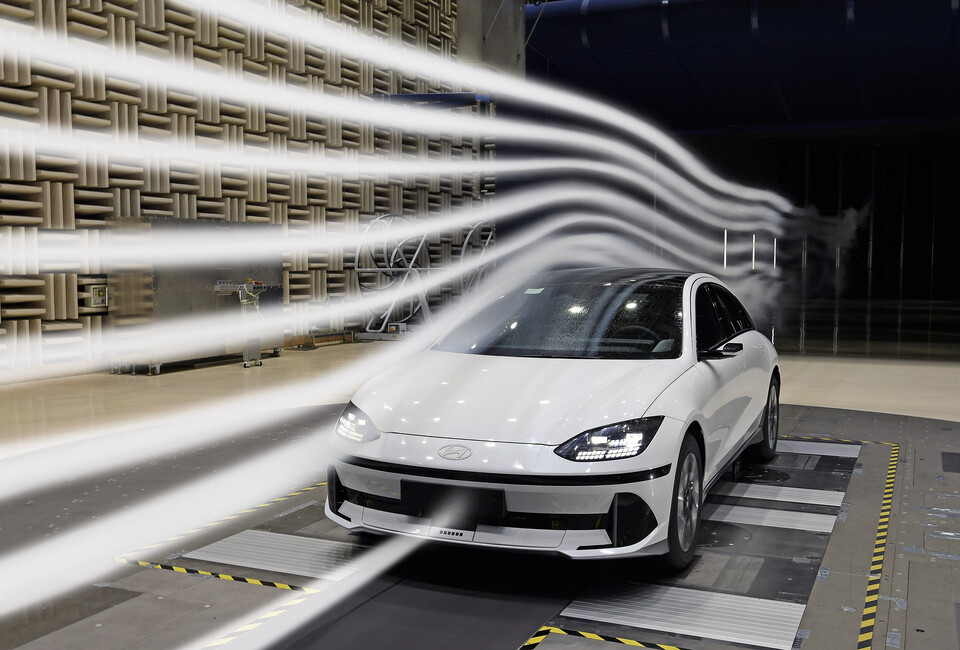 남양연구소 공력시험동에서 '아이오닉6'가 유동 가시화 시험을 하는 모습./현대차그룹