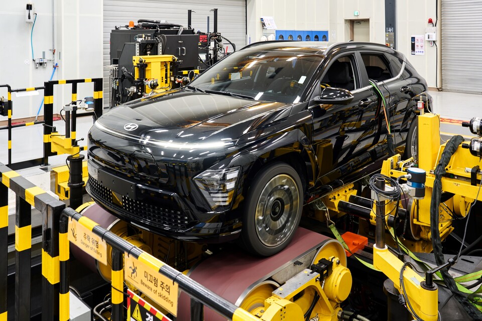 R&H성능개발동의 핸들링 주행시험기에 놓여 있는 '코나 일렉트릭'의 모습./현대차그룹