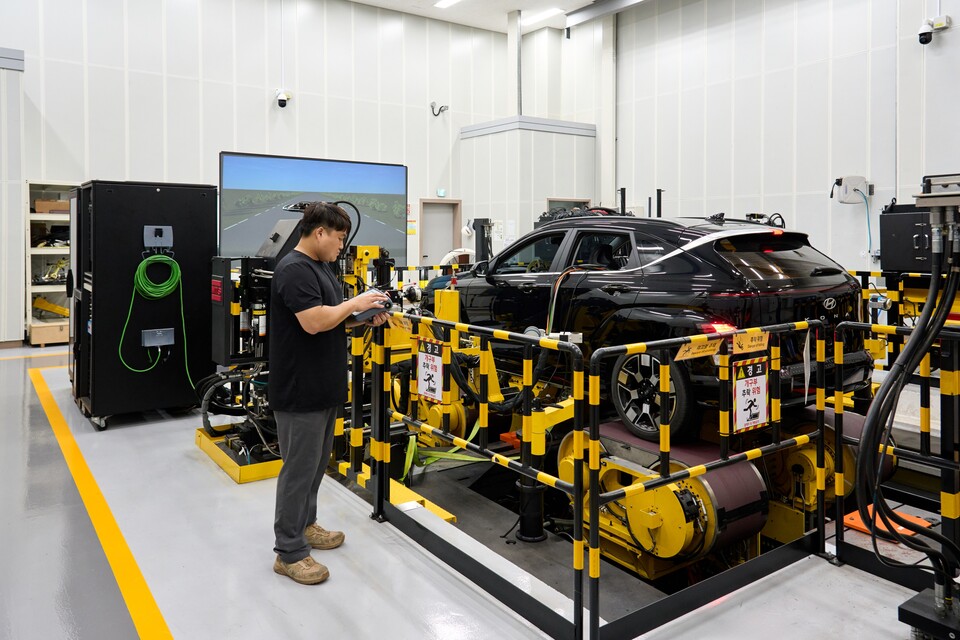 R&H성능개발동의 핸들링 주행시험기에 놓여 있는 '코나 일렉트릭'의 모습./현대차그룹