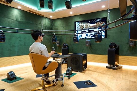 NVH동 몰입음향스튜디오에서 앰비소닉 환경 속 버추얼 사운드 평가하는 모습./현대차그룹