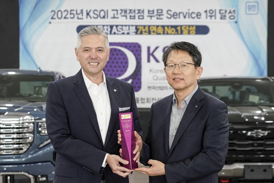 2025 KSQI 고객접점 조사 자동차 AS 부문 7년 연속 1위 달성 기념 행사에서 사진을 촬영하고 있는 헥터 비자레알 GM 한국사업장 사장(좌)과 한상록 한국능률협회컨설팅 CQO(우) / 사진= 한국GM