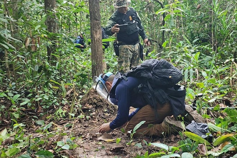 지난 20일(현지시간) 태국 동부 우본라차타니주의 캄보디아와 국경 분쟁 지역에서 태국군이 지뢰를 수색하고 있다. /방콕포스트