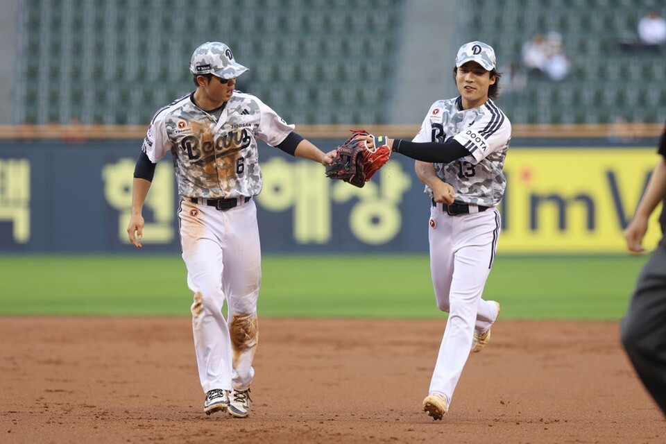 오명진(왼쪽)과 이유찬이 지난 6월 26일 SSG 랜더스와 홈경기에서 수비를 마친 뒤 더그아웃으로 돌아가고 있다. /두산 베어스 제공