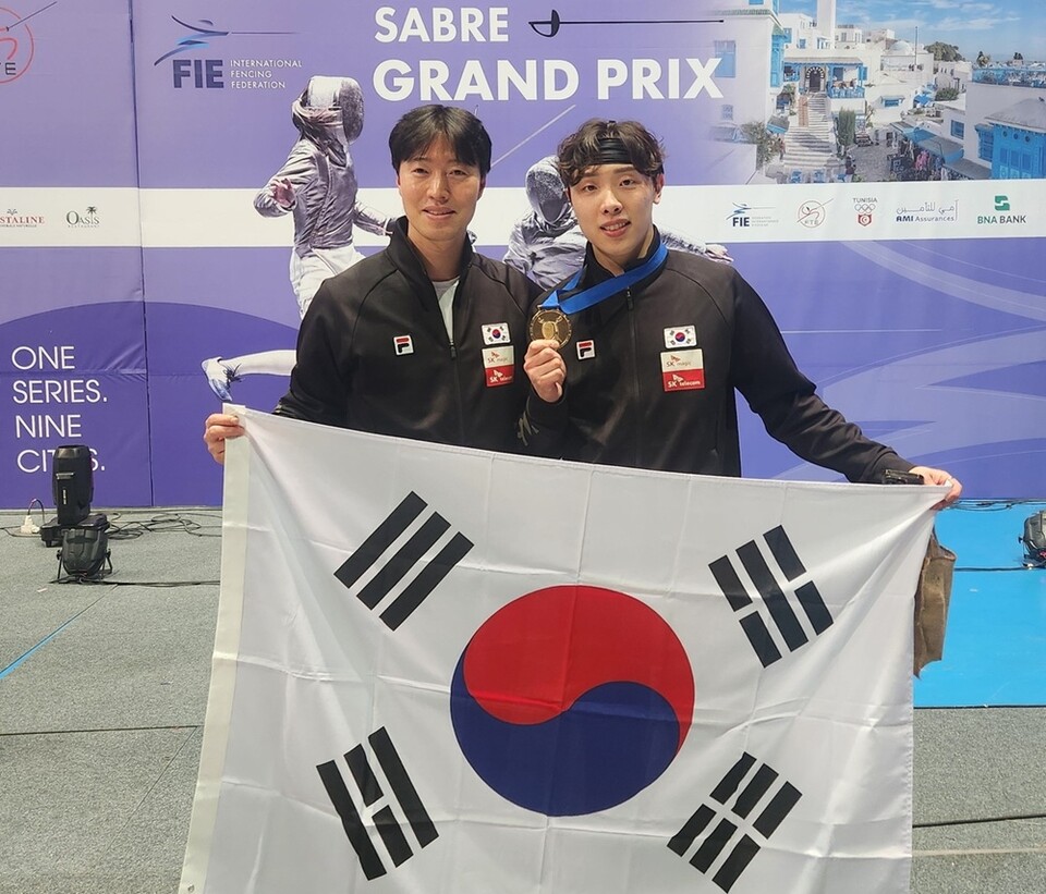 원우영(왼쪽) 남자 사브르 대표팀 코치와 박상원이 지난 1월 그랑프리 우승 후 기념촬영하고 있다. /대한펜싱협회 제공
