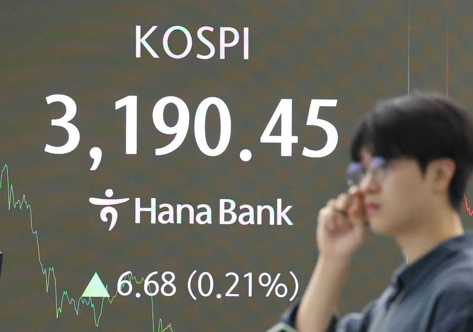 코스피가 24일 장중 연고점을 찍었으나 '한미 2+2 통상협의' 연기 소식이 전해지면서 상승 폭을 줄여나가 강보합 마감했다. /사진=연합뉴스