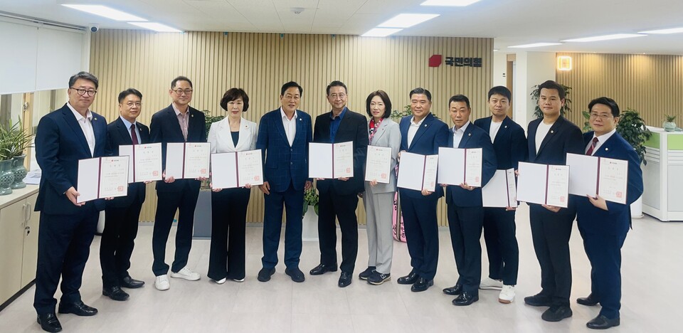 경기도의회 국민의힘 신임 대표단이 24일 국민의힘 경기도당을 찾아 김선교 신임 경기도당위원장을 공식 예방하고, 임명장을 수여받았다./ 경기도의회 국민의힘 제공