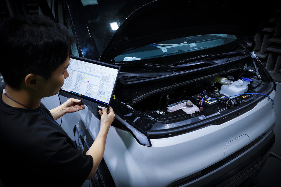 현대위아의 한 연구원이 25일 경기도 의왕시 현대위아 열관리시험동에서 공조시스템 시험을 진행하고 있다./현대위아