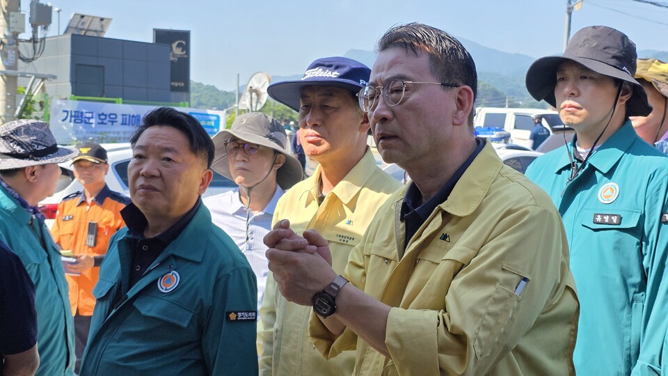 경기도의회 국민의힘(대표의원 백현종) 소속 의원들이 25일 오전, 집중호우로 큰 피해를 입은 가평군 조종면 일대에서 수해 복구 활동에 나섰다./ 김두일 기자
