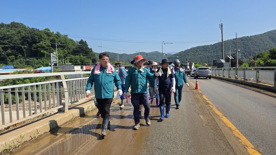 이날 봉사에는 백현종 대표의 지휘 아래 30여 명의 도의원들과 대표실 직원들이 함께했다./ 김두일 기자