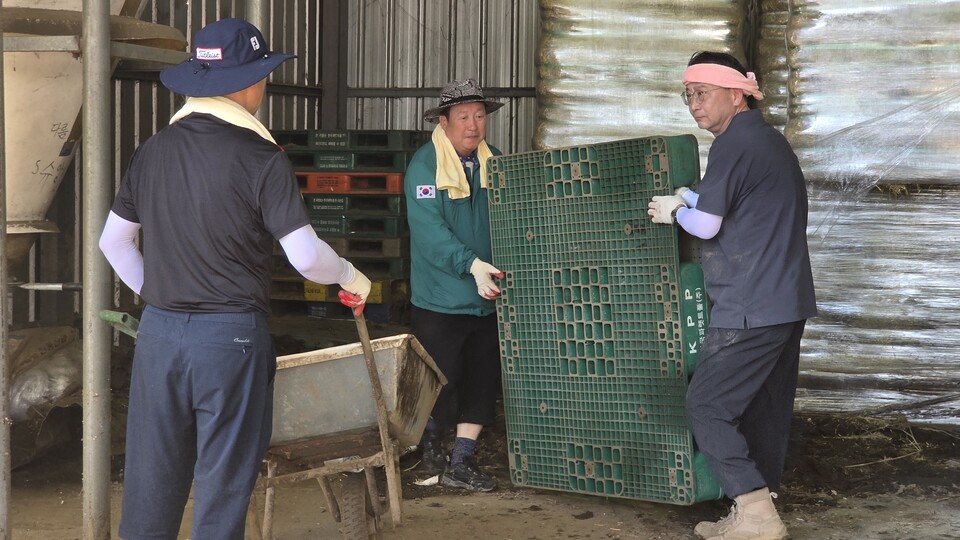 국민의힘 의원들은 “현장을 직접 보니 생각보다 피해가 훨씬 크다”며 “경기도 차원의 신속한 복구가 이뤄질 수 있도록 도의회에서 최선을 다해 지원하겠다”고 밝혔다./ 김두일 기자