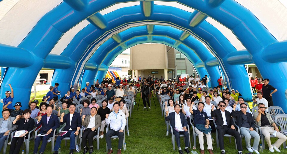 이 시장은 이날 시상식 후 시청 조정팀을 직접 격려하고, “조정도시 용인의 이름값을 계속 높여 달라”고 당부했다./ 용인특례시 제공