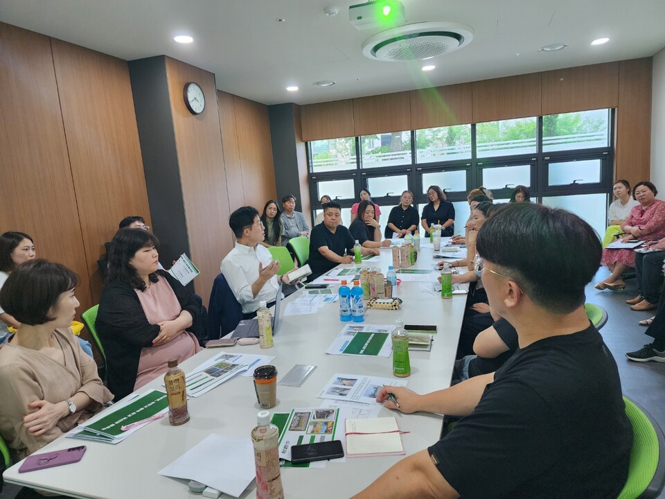 김근용 부위원장(국민의힘, 평택6)은 24일 관내 초·중·고 9개교 학부모들과 간담회를 열고, 평택 고덕동 일대의 통학 안전 문제 해결을 위해 경기도교육청, 평택교육지원청 관계자들과 머리를 맞댔다./ 경기도의회 제공