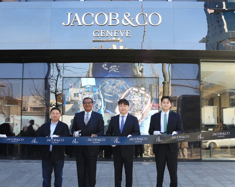 곽동신 한미반도체 회장(왼쪽에서 세번째)과 장남 곽호성 씨(오늘쪽 끝). /곽신홀딩스 제공