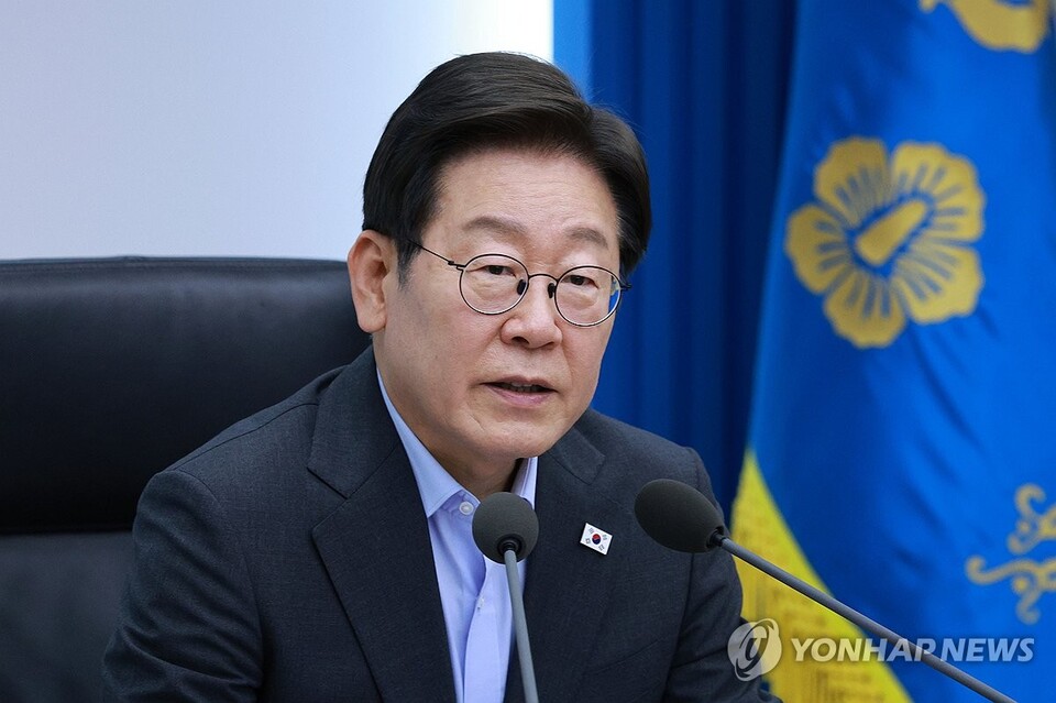 이재명 대통령이 24일 서울 용산 대통령실 청사에서 열린 5차 수석·보좌관 회의에서 발언하고 있다. / 연합뉴스 제공