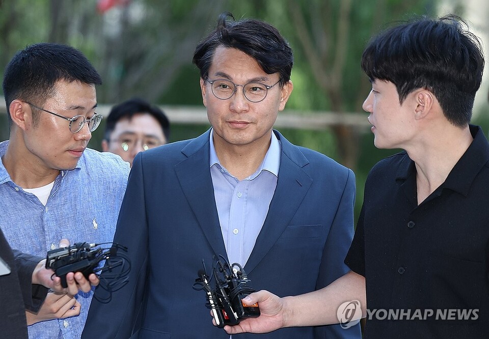  국민의힘 윤상현 의원이 27일 서울 종로구 광화문 kt웨스트 김건희 특검 사무실로 향하고 있다. / 연합뉴스 제공