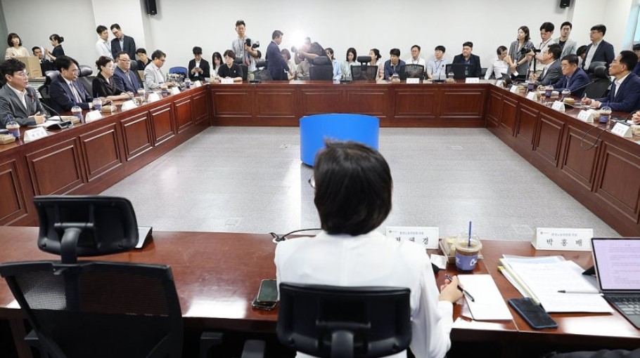 28일 서울 여의도 국회 의원회관에서 열린 국회 환경노동위원회 실무당정협의회에서 김영훈 고용노동부 장관이 발언하고 있다. 사진=연합뉴스