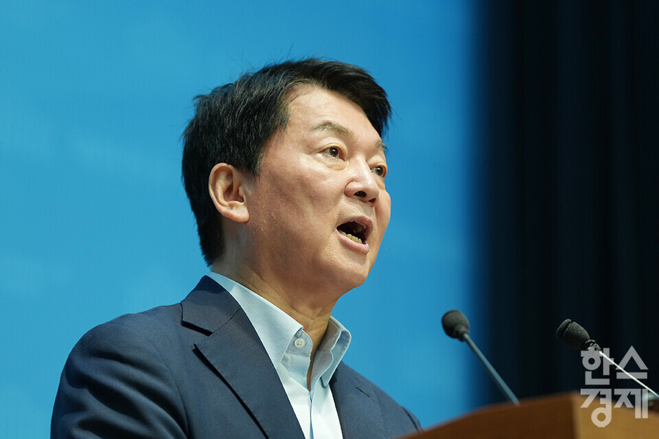 국민의힘 안철수 의원이 28일 서울 여의도 국회 소통관에서 당의 인적쇄신 방안 등 혁신안 발표 기자회견을 하고 있다. /최대성 기자 dpdaesung@sporbiz.co.kr 2025.07.28.