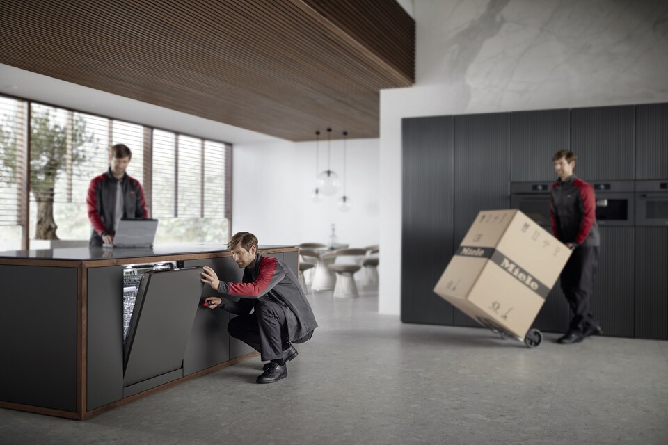 밀레 소속 전문 테크니션이 밀레 제품의 외관·내부 상태를 정밀 진단하며 고급 케어 서비스를 진행하는 모습./밀레 