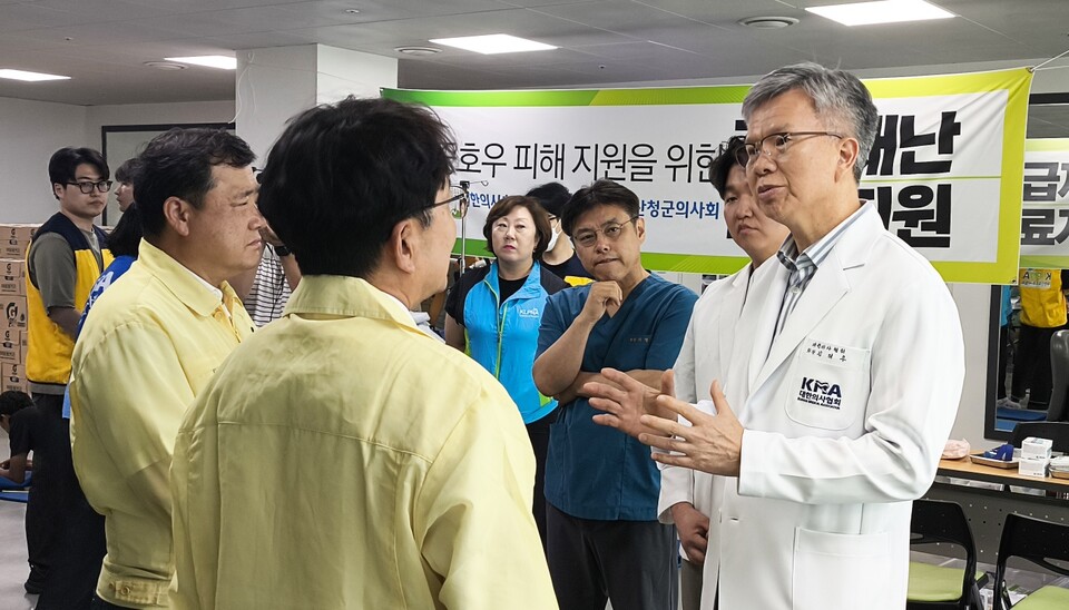 김택우 대한의사협회 회장이 경남 산청군을 방문해 성금을 기탁하고 의료봉사 활동을 펼쳤다./대한의사협회 제공