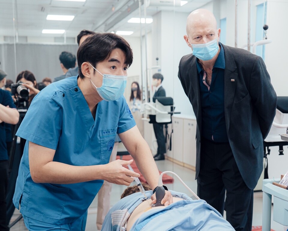 이진호 자생한방병원 병원장(왼쪽)이 해외 의료진 대상으로 초음파 유도 약침치료법을 시연하며 설명하고 있다./자생한방병원 제공