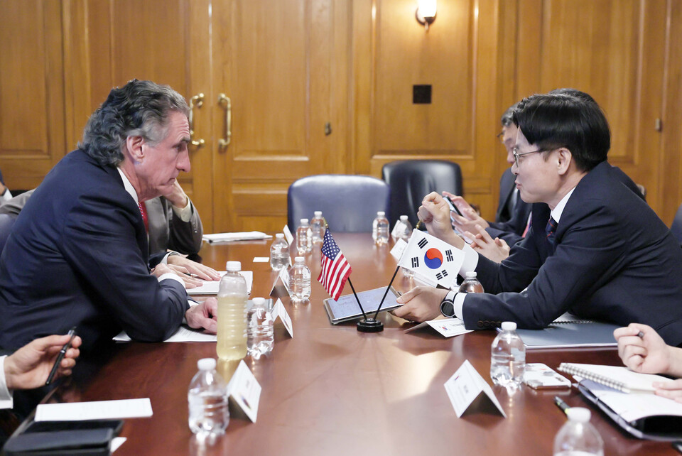 김정관 산업통상자원부 장관이 24일(현지시간) 미국 워싱턴 DC에서 더그 버검 미국 백악관 국가에너지위원회 위원장과 면담을 하고 있다. 사진=연합뉴스