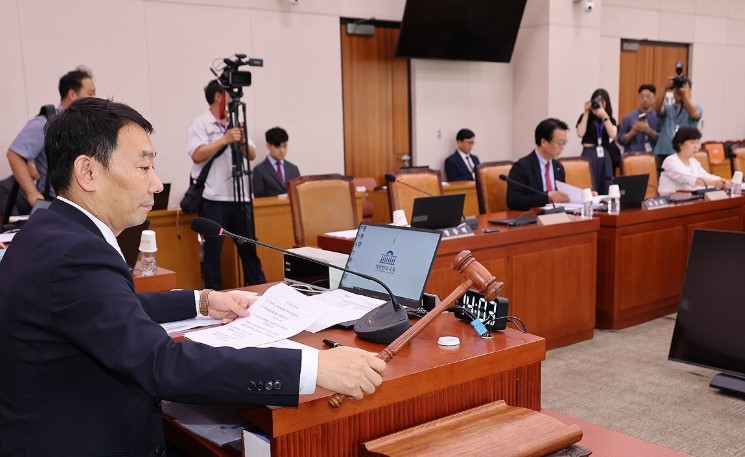 28일 서울 여의도 국회에서 열린 법제사법위원회 법안심사제1소위원회에서 김용민 소위원장이 의사봉을 두드리고 있다. 사진=연합뉴스