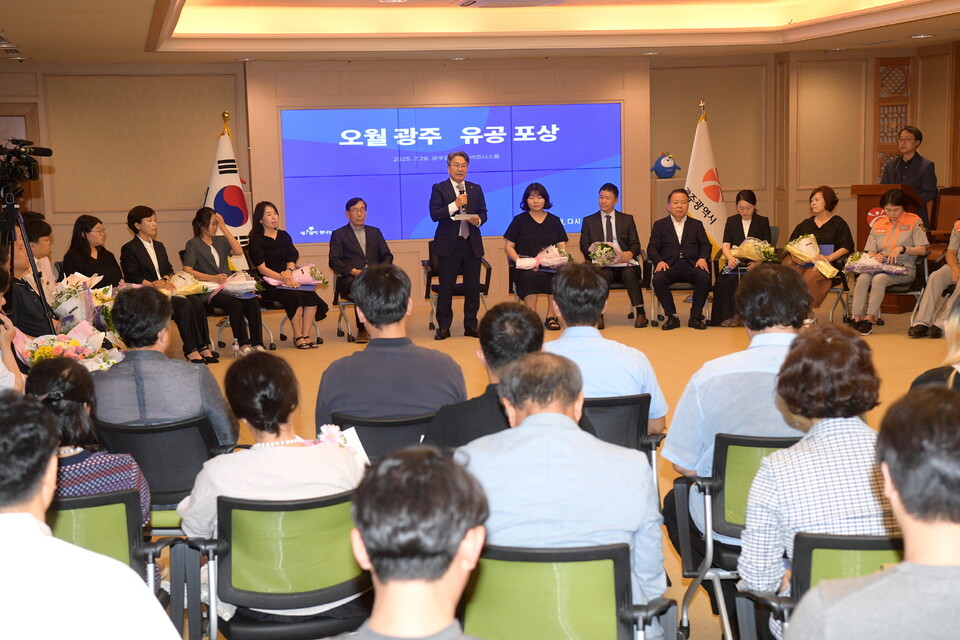 강기정 광주광역시장은 28일 시청 비즈니스룸에서 열린 ‘2025 오월광주 유공자 포상식’에 참석해 제45주년 5·18민주화운동 기념행사 성공 개최에 기여한 유공자와 단체를 표창하고, 참석자들과 소회를 나누고 있다./사진=광주광역시 