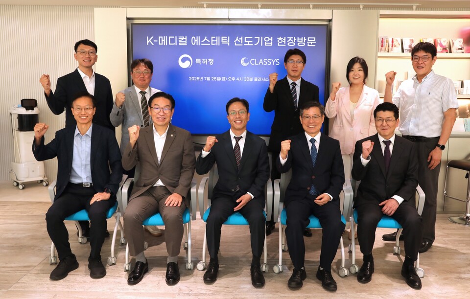 백승한 클래시스 대표(앞줄 가운데)가 클래시스를 방문한 특허청 관계자들과 함께 기념촬영을 진행했다./특허청 제공