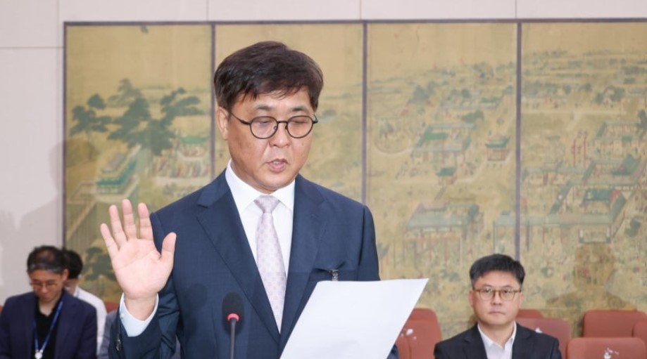 최휘영 문화체육관광부 장관 후보자가 29일 서울 여의도 국회 문화체육관광위원회에서 열린 인사청문회에서 선서하고 있다. 사진=연합뉴스