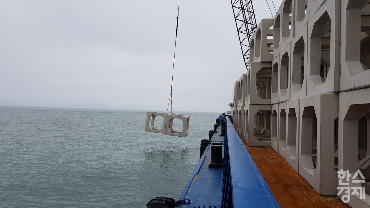 ▲인공어초 투하 (사진=전남도)