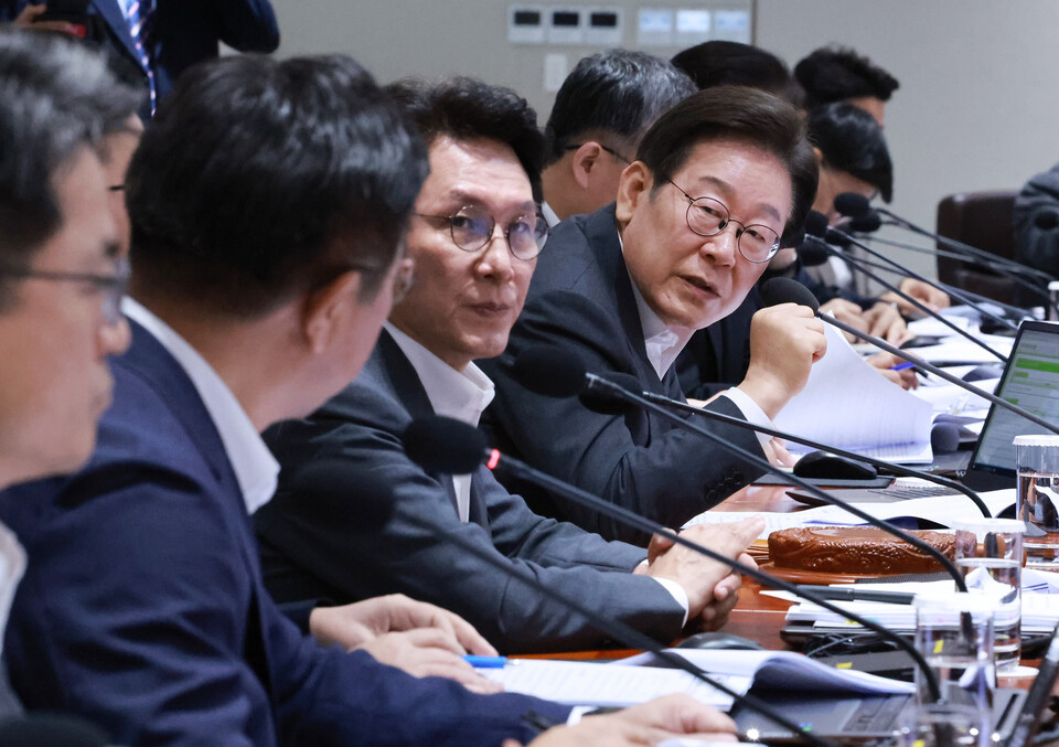 이재명 대통령이 29일 서울 용산 대통령실 청사에서 열린 국무회의에서 윤호중 행정안전부 장관에게 산재 관련 발언을 하고 있다. 사진=연합뉴스