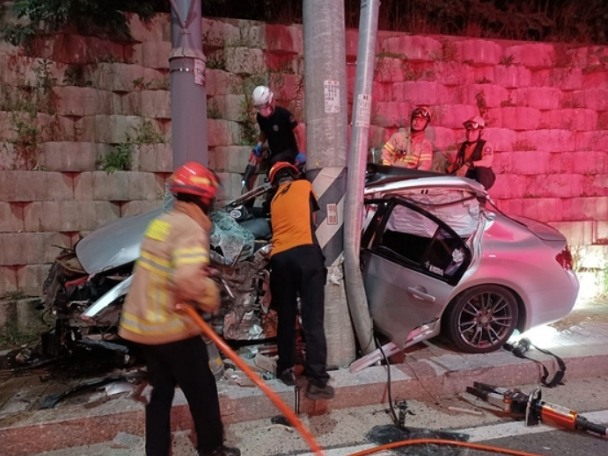 평택시 신장동 일원에서 주한미군이 몰던 승용차가 갓길에 정차된 화물차를 들이받고 콘크리트 구조물 사이로 돌진해 운전자가 숨지는 사고가 발생했다./ 경기도소방재난본부 제공