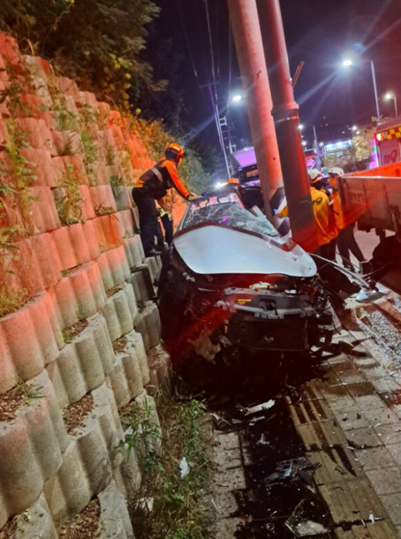 현장에 출동한 경찰은 사고 차량의 블랙박스와 주변 CCTV 등을 분석한 결과 과속 정황이 있었던 것으로 파악됐다며, 운전자의 음주 여부나 약물 복용 가능성 등 정확한 사고 원인을 조사 중이라고 밝혔다./ 경기도소방재난본부 제공