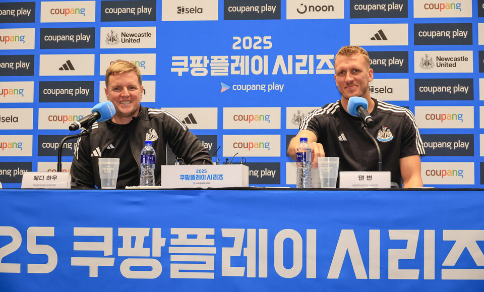 29일 서울 여의도 IFC몰에서 2025 쿠팡플레이 시리즈 팀 K리그와 경기를 앞두고 공식 기자회견에 나선 잉글랜드 프리미어리그(EPL) 뉴캐슬 유나이티드의 사령탑 에디 하우 감독(왼쪽)과 주장 댄 번. /연합뉴스