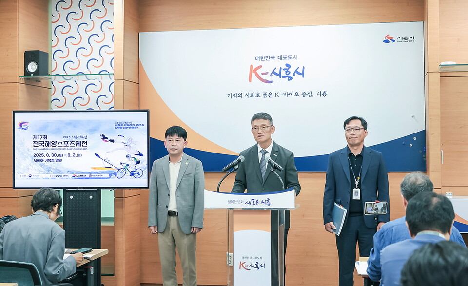  ‘시흥시장배 국제서핑대회’가 연계 개최되며, ‘거북섬 상가 공실박람회’도 병행해 지역 상권 활성화에 기여할 전망이다. 대회 기간 중 교통 편의를 위해 거북섬 해안 덱 일대는 차 없는 거리로 운영되며, 시흥시청역 및 오이도역과 행사장을 잇는 셔틀버스도 운행된다./ 시흥시 제공