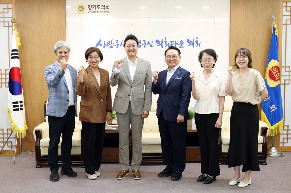 김진경 경기도의회 의장(더불어민주당, 시흥3)은 28일 대한치매구강건강협회 등 치과의료 및 돌봄 단체들과 간담회를 갖고, 경기도형 공공치과 모델 구축을 위한 정책 협의를 진행했다./ 경기도의회 제공