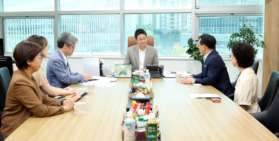 김진경 의장은 "치매나 고령 장애인을 위한 구강 돌봄 인프라의 필요성에 깊이 공감한다"며 "경기도형 공공치과 모델의 실현 가능성을 면밀히 검토하고, 도의회 차원의 정책 지원 방안을 적극 논의하겠다"고 밝혔다./ 경기도의회 제공