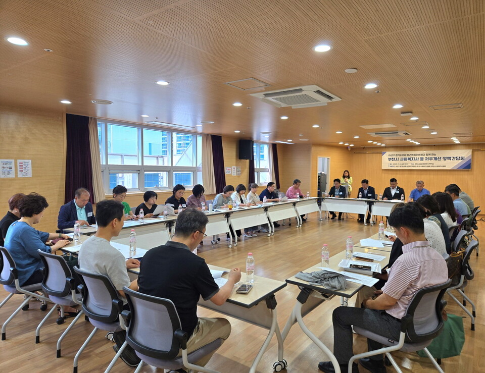 참석자들은 김동연 경기도지사의 ‘사회복지행정 5대 공약’과 민선8기 공약실천계획에 포함된 처우개선비 인상과 표준 임금체계 도입이 조속히 이행돼야 한다고 강조했다./ 경기도의회 제공