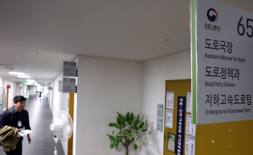 서울~양평 고속도로 노선 변경과 관련한 특혜 의혹을 수사 중인 경기남부경찰청 반부패·경제범죄수사대는 5월16일 국토교통부 도로정책과를 압수수색하고 있다.사진=연합뉴스