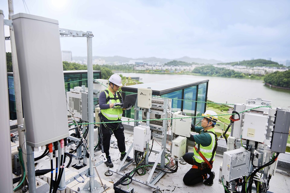 SKT와 SK오앤에스 엔지니어가 경기도 화성시에서 통신장비를 점검하는 모습./SK텔레콤