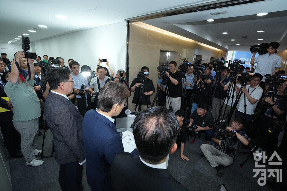 30일 오전 서울 여의도 한국거래소에서 주가조작 근절 합동대응단 현판식이 열리고 있다. 권대영 금융위 증권선물위원회위원장이 모두발언을 하고 있다. /최대성 기자 dpdaesung@sporbiz.co.kr 2025.07.30.