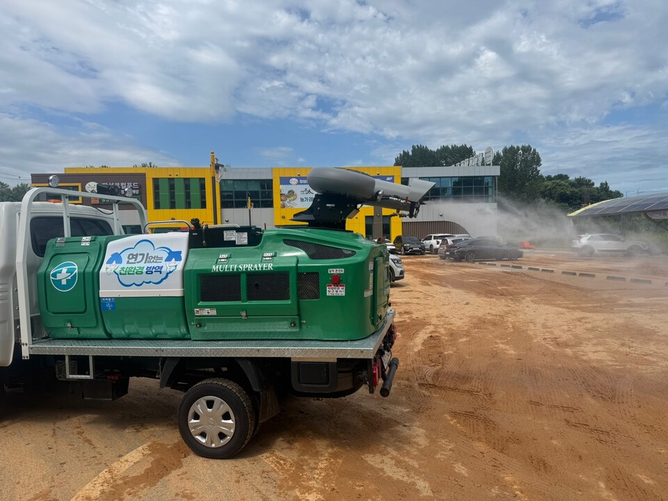장성군이 풍수해 이후 감염병 차단을 위해 방역활동을 펴고 있다. /사진=장성군